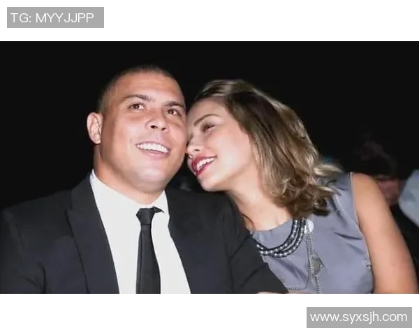 美女与足球明星甜蜜亲吻瞬间引发热议，爱情与运动的完美结合