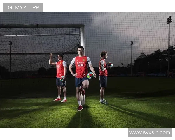 球迷与足球明星亲密合影瞬间展现热爱与激情的美好时刻 球迷与足球明星亲密合影瞬间展现热爱与激情的美好时刻